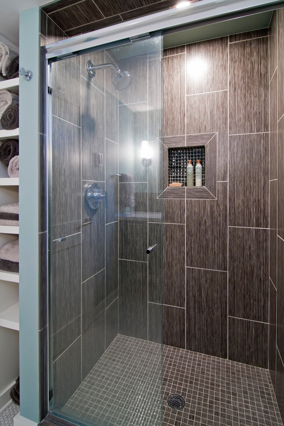 Рельефная плитка в душевой