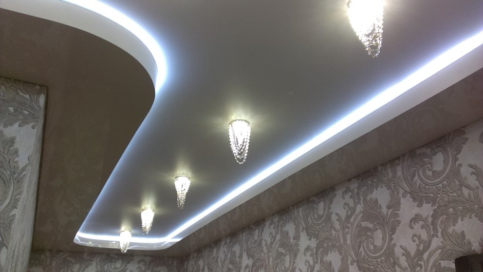 Натяжные двухуровневые потолки со светодиодной подсветкой в зале