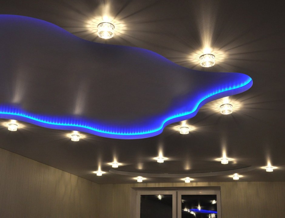 Конструкция двухуровневого натяжного потолка с подсветкой