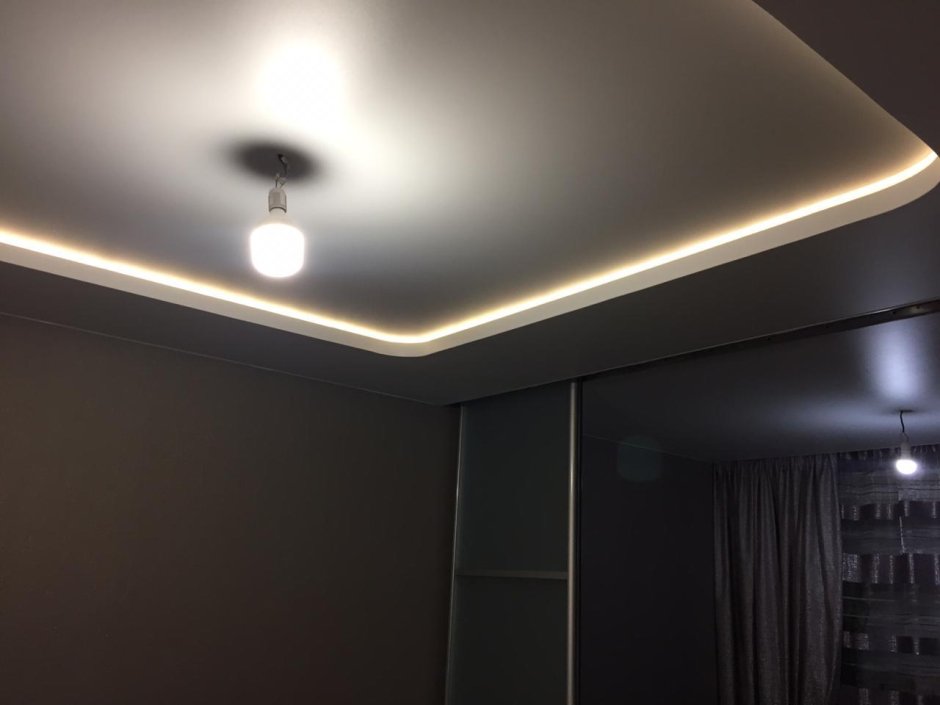 Черный двухуровневый потолок с подсветкой