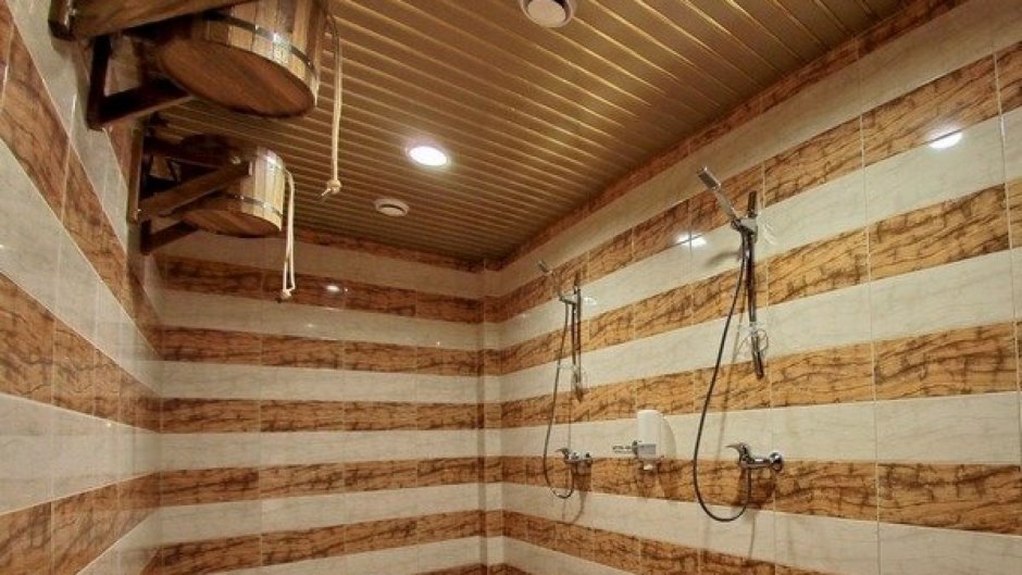 Потолок в помывочной в бане