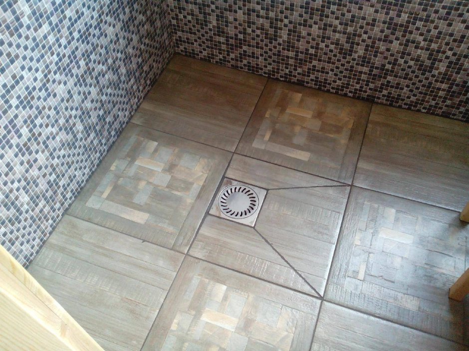 Плитка в бане в помывочной на полу