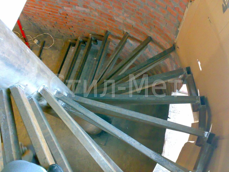 Винтовая лестница из профильной трубы