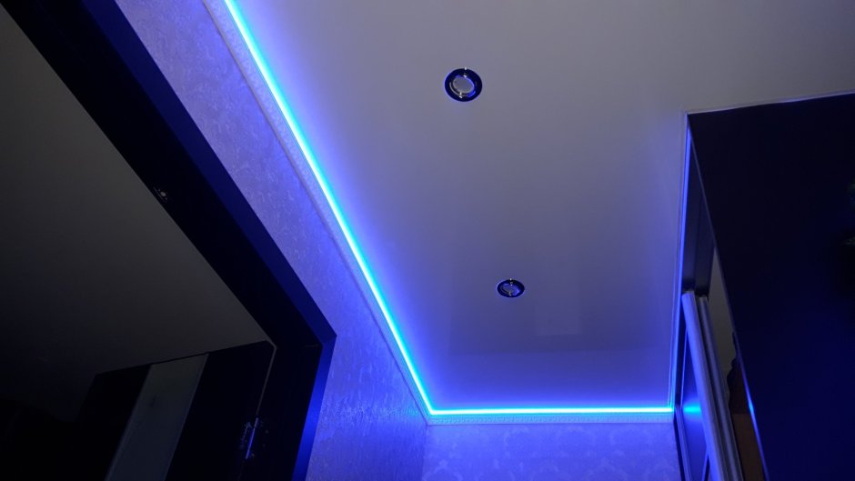Парящий потолок с подсветкой по периметру