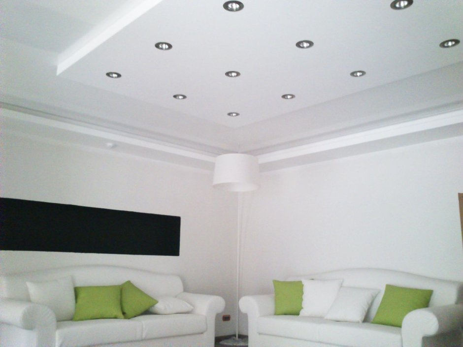 Белый сатиновый натяжной потолок