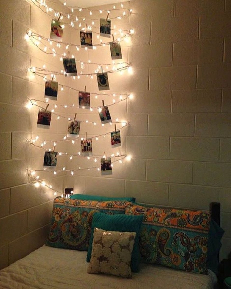 Гирлянда на стене