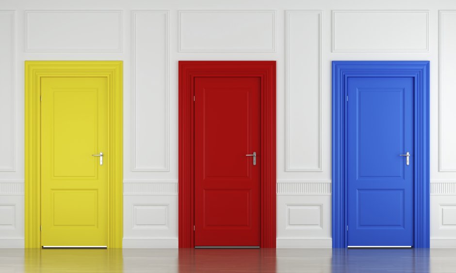 Цветные двери в интерьере