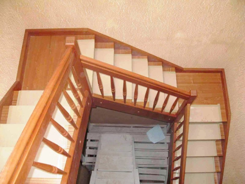 Трехмаршевая лестница с двумя площадками
