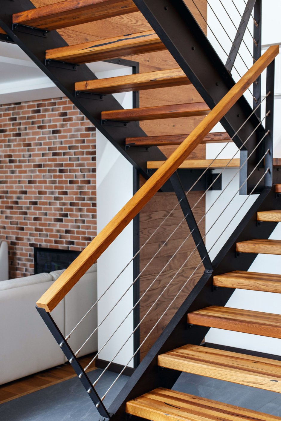 Лестница с металлическим каркасом и деревянными ступеньками