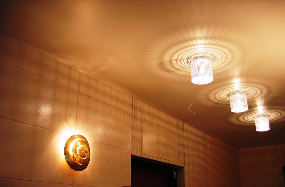 Точечные светильники для натяжных потолков в интерьере
