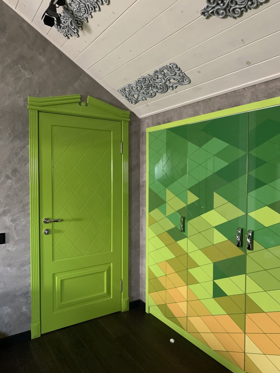 Зеленые двери в интерьере