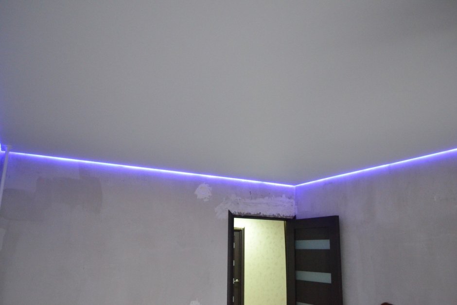 Подвесной потолок с диодной подсветкой по периметру