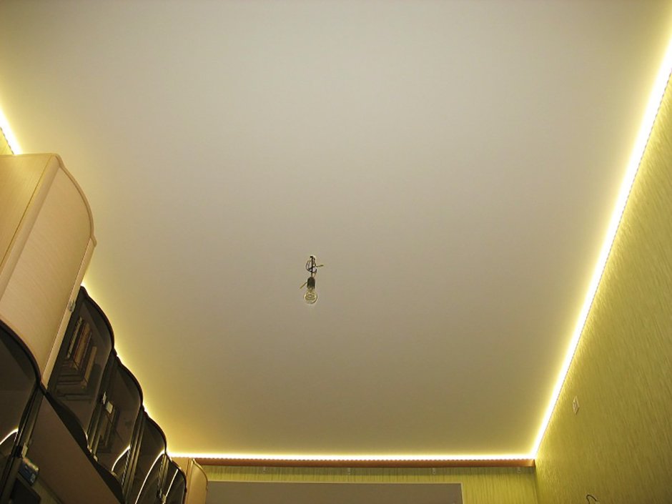 Подсветка в комнате светодиодной лентой на потолке