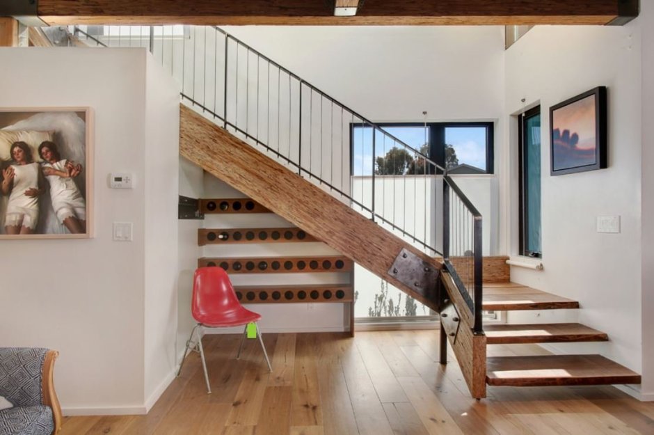 Деревянная лестница между этажами в частном доме