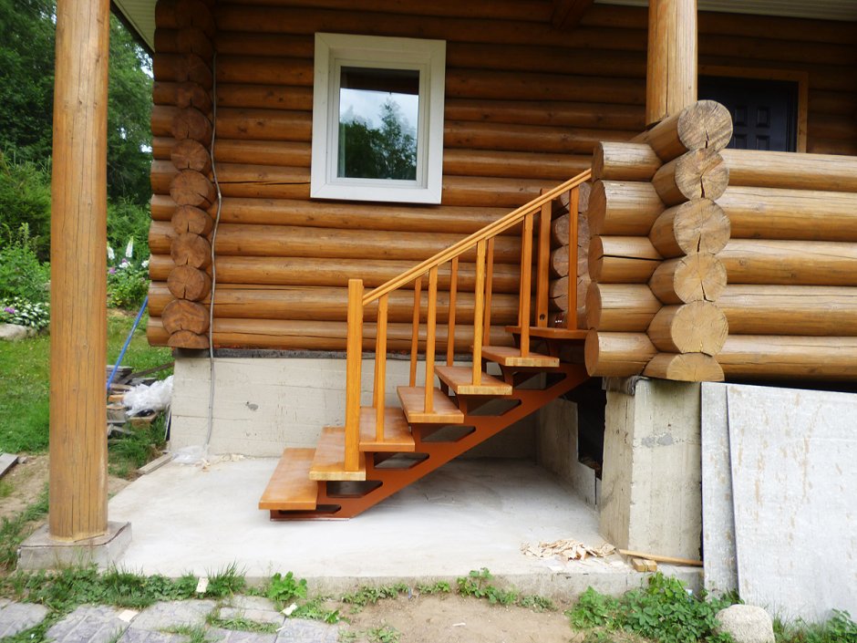 Лестница входная в дом деревянная