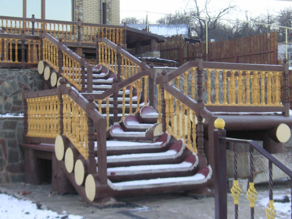 Уличная лестница из бревна