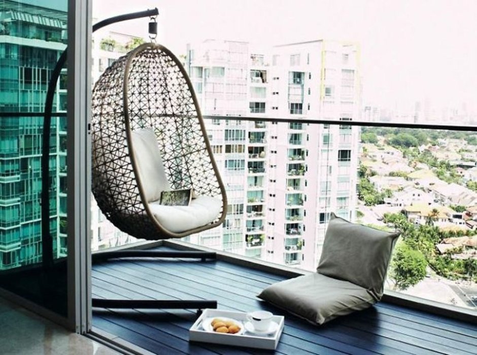 Кресло кокон на балконе