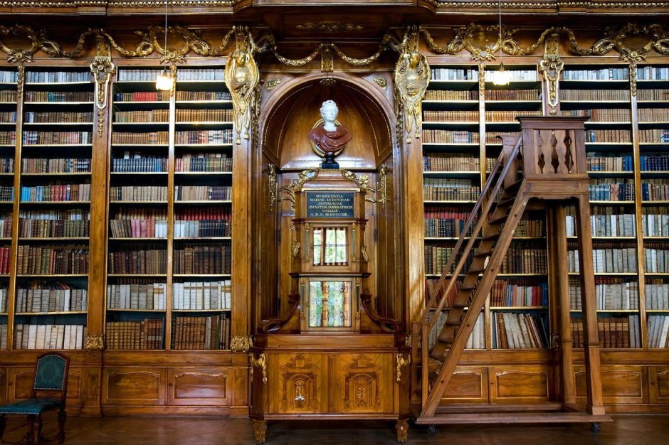 Старинная библиотека