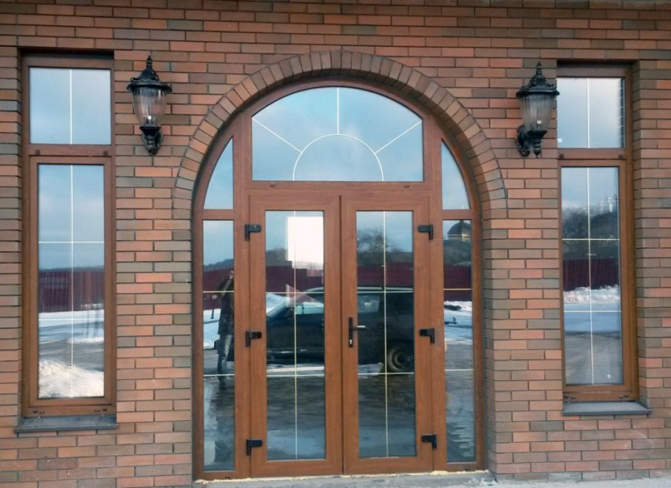 Двери входные пластиковые со стеклом профиль 70мм