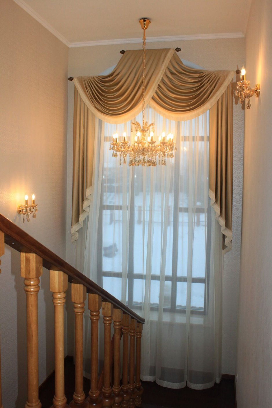 Шторы на лестничное окно в частном доме