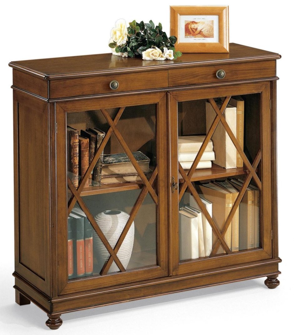 Низкий книжный шкаф со стеклом