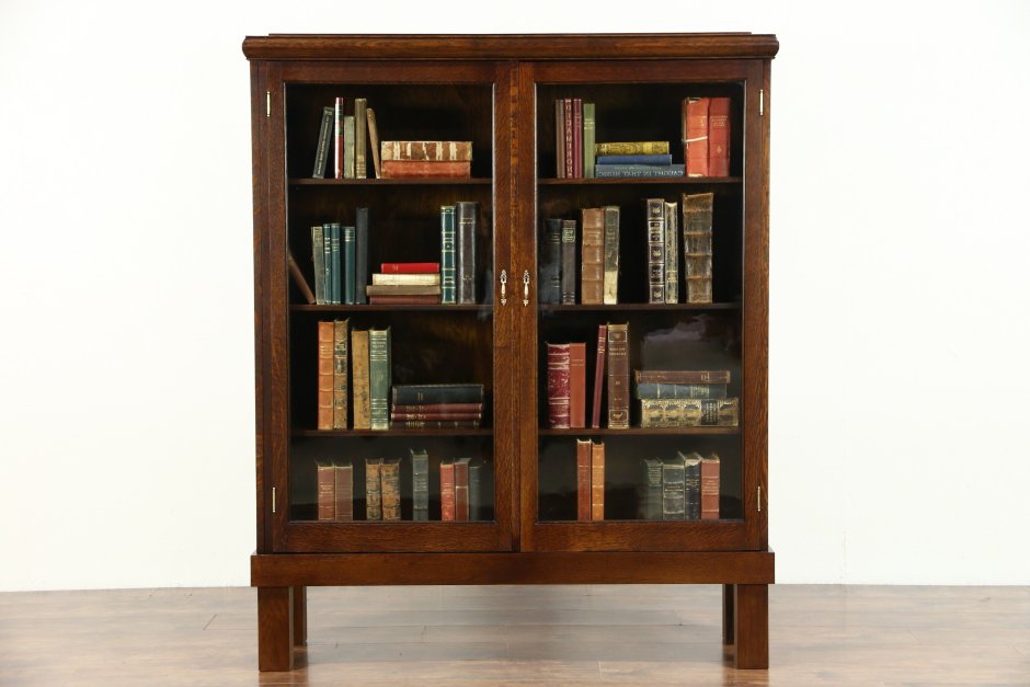 Старый книжный шкаф