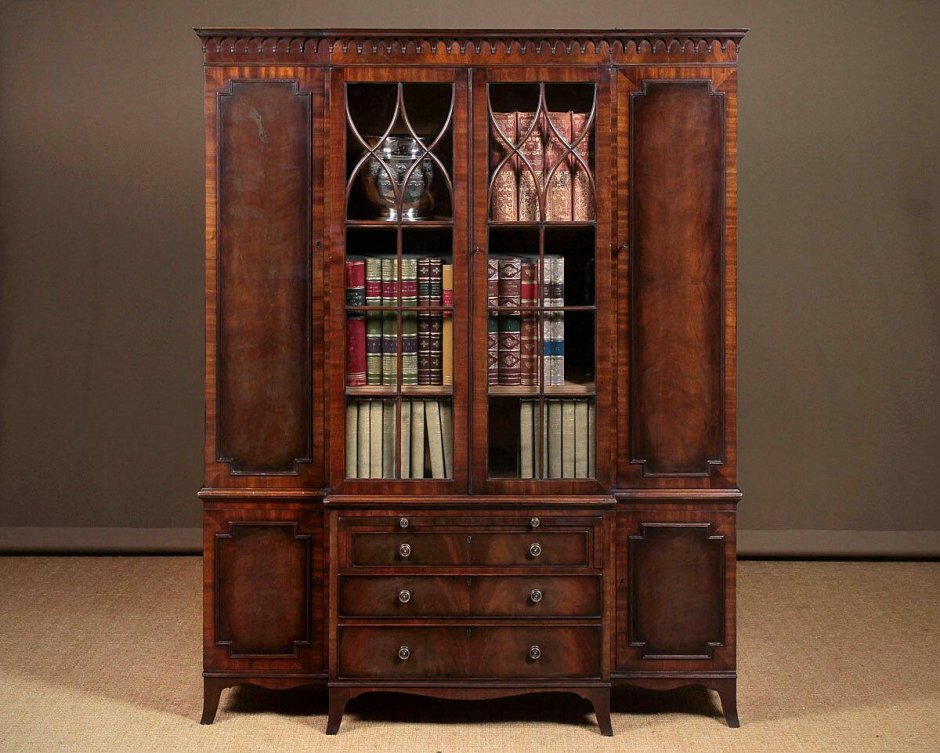 Винтажный книжный шкаф