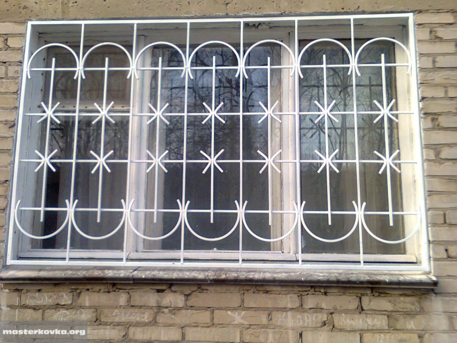 Решетки на окна металлические белые