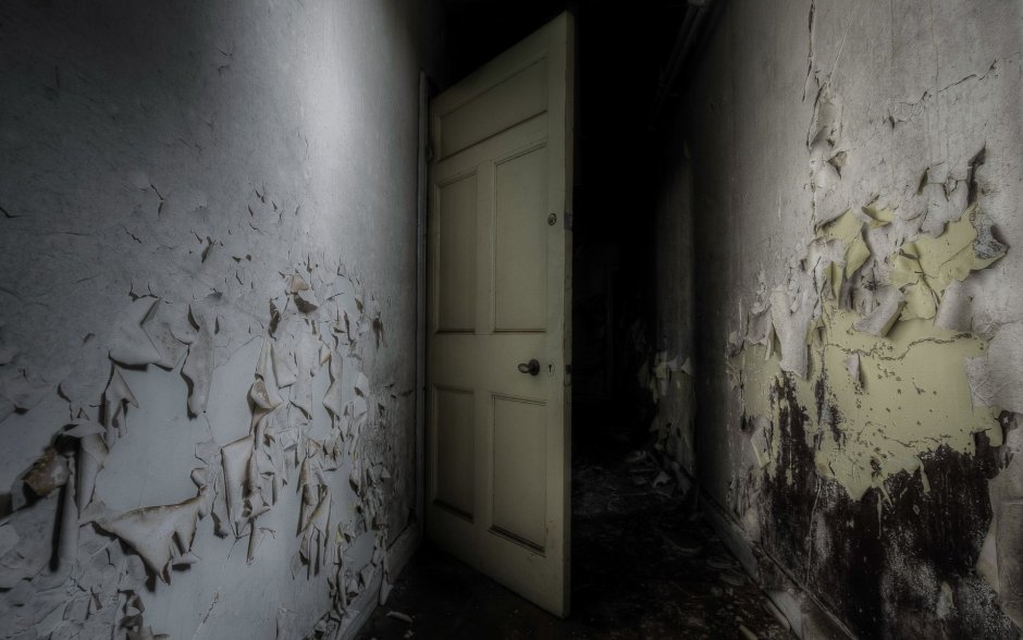 Страшный коридор с дверью
