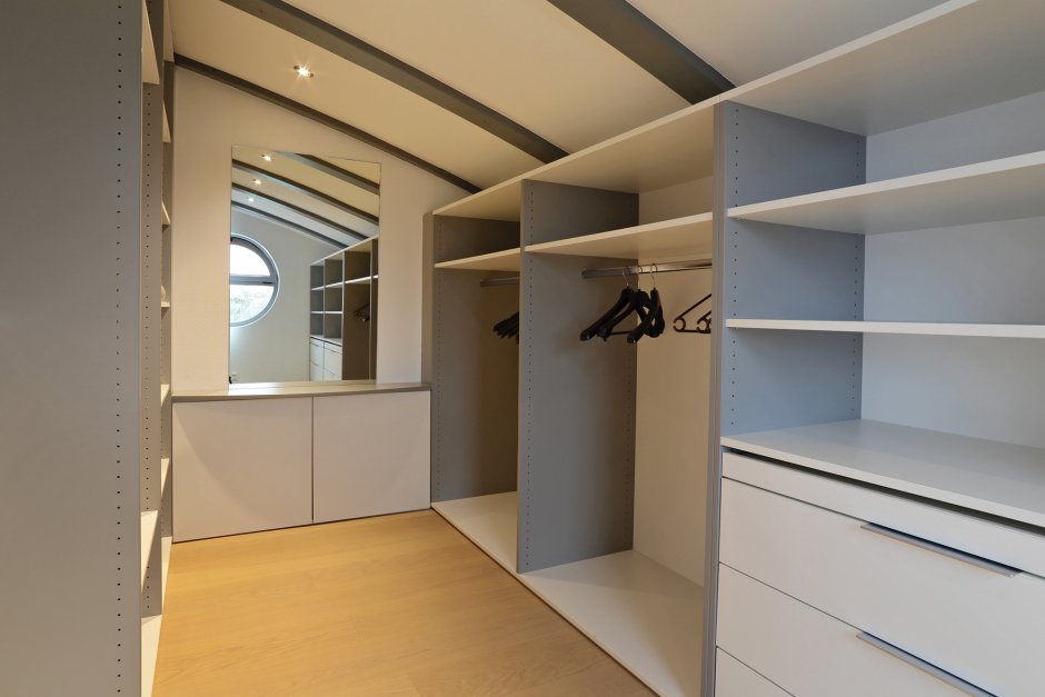 Гардеробная из гипсокартона в комнате
