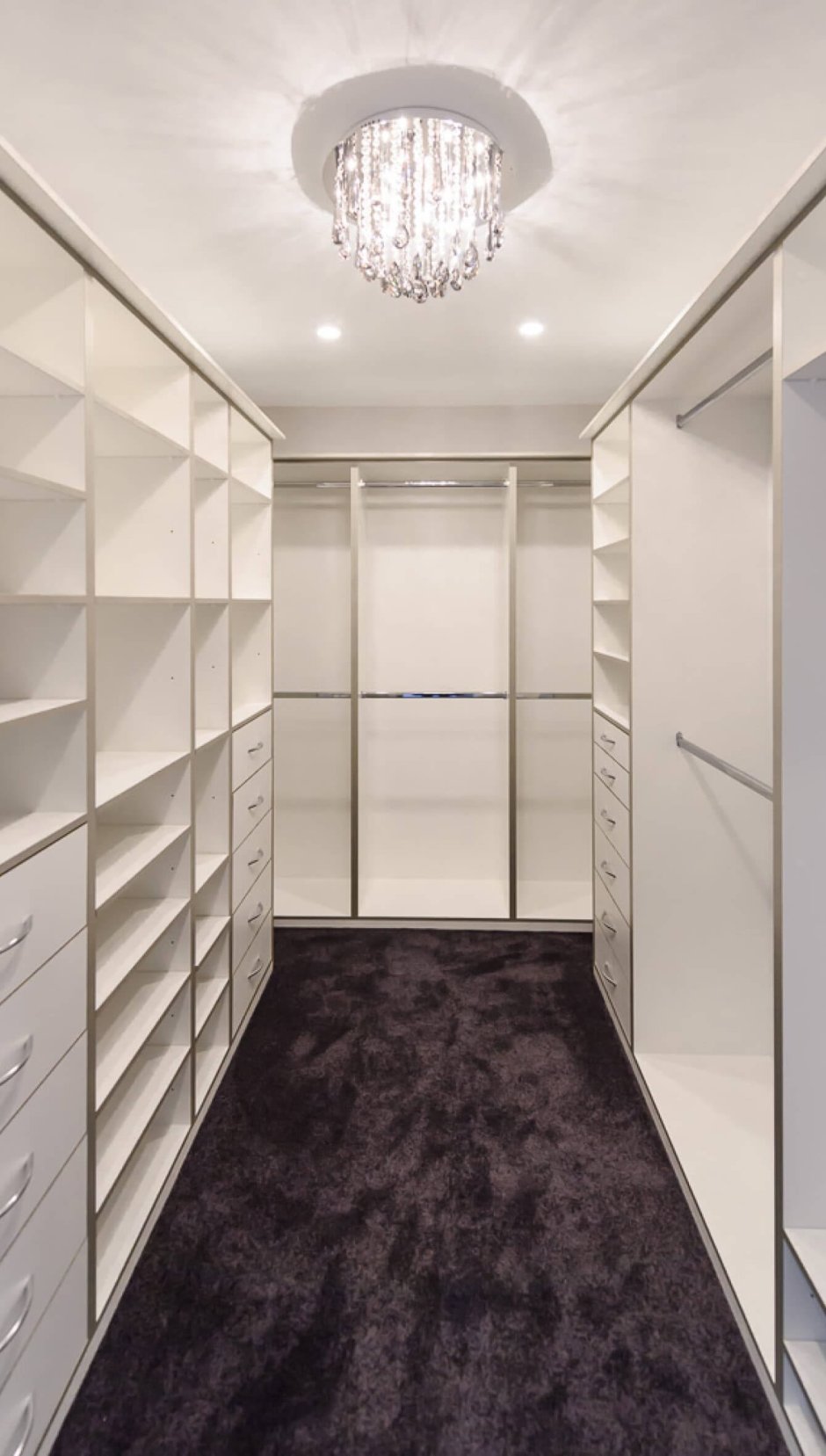 Гардеробная в светлых тонах