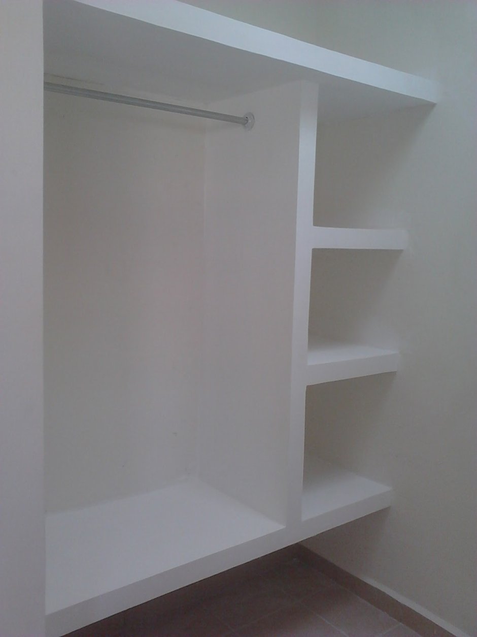 Полки из гипсокартона в гардеробной
