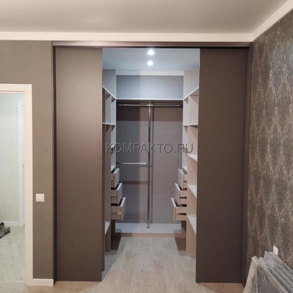 Гардеробная встроенная в нишу