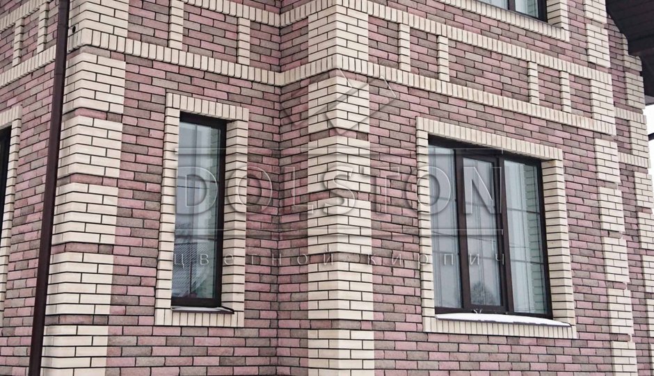 Обрамление окон кирпичом на фасаде дома