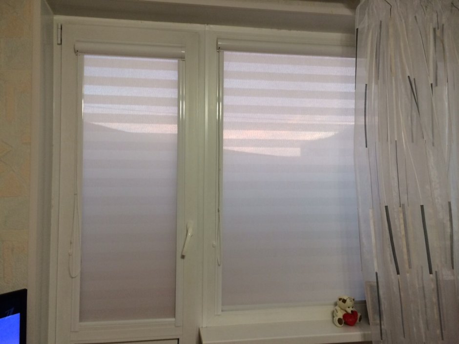 Рулонные шторы на окно с форточкой