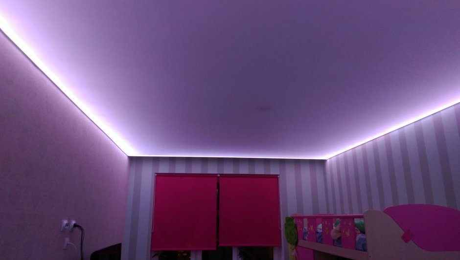 Одноуровневый натяжной потолок с подсветкой