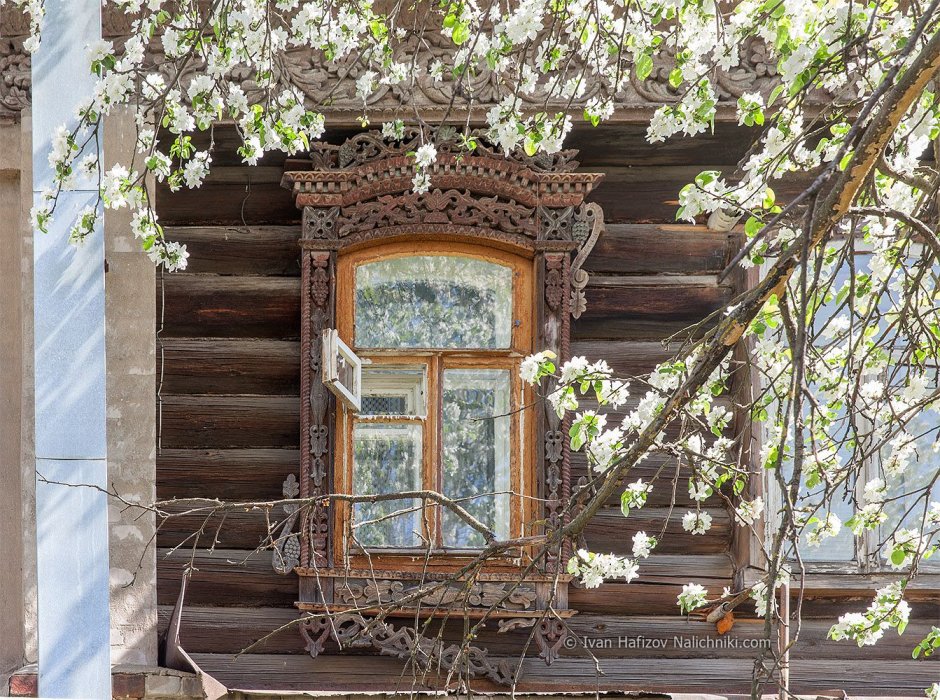 Окно в деревенском доме