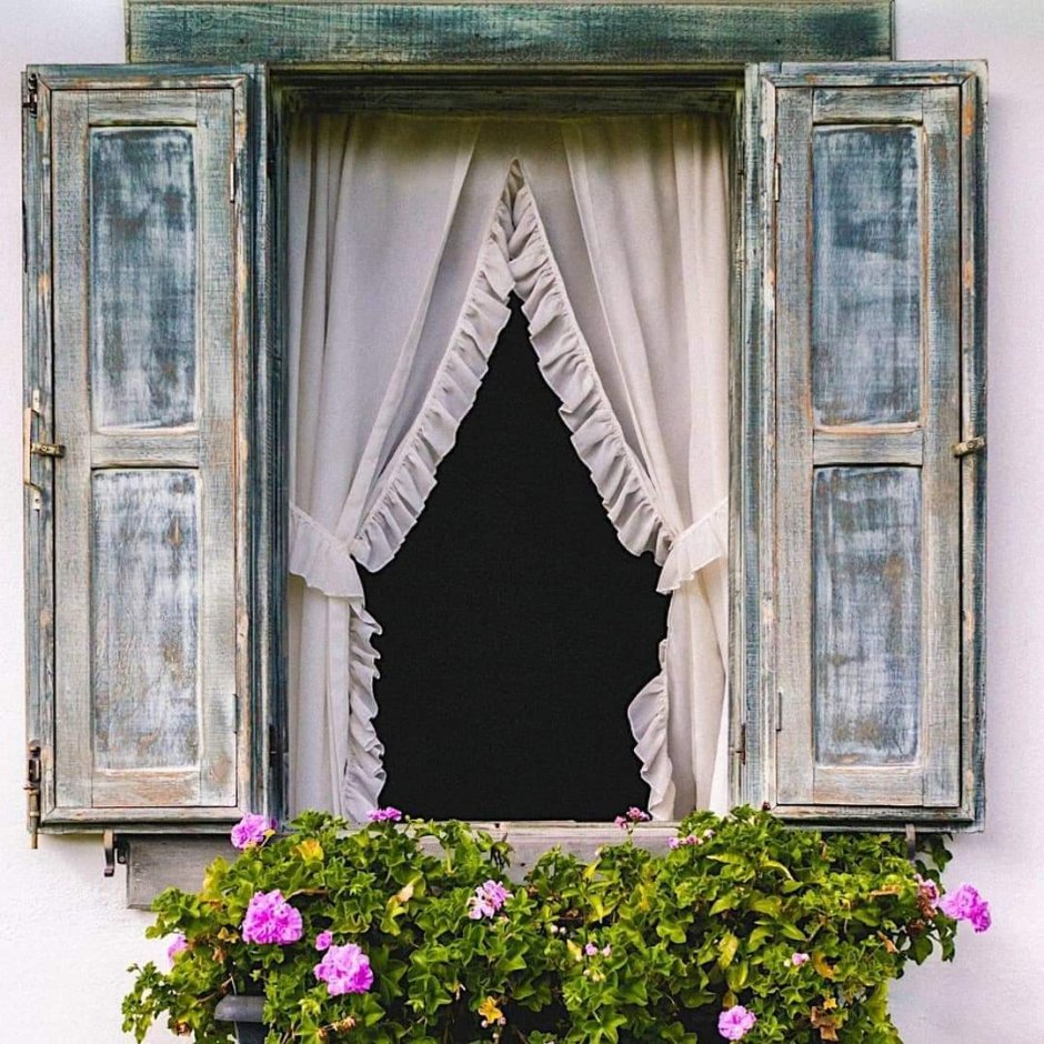 Окно в деревенском доме