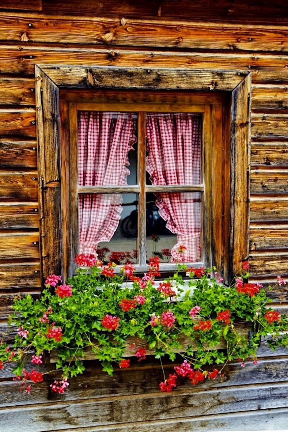 Окно в деревенском доме