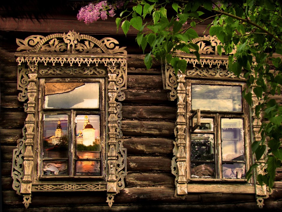 Окно в деревенском доме