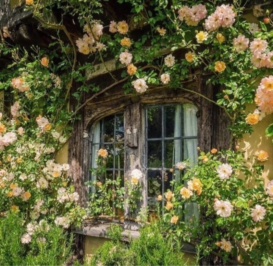 Окно в деревенском доме