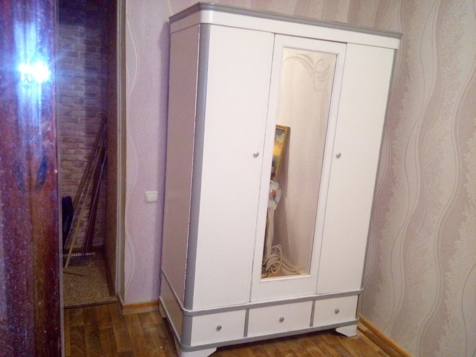 Отреставрированный шкаф Ждановский