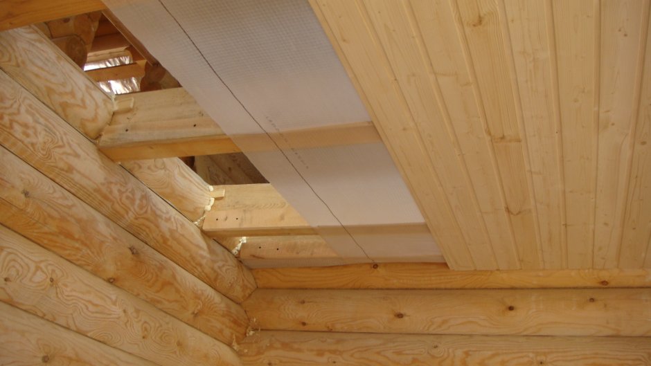 Укладка пароизоляции на потолок в деревянном доме