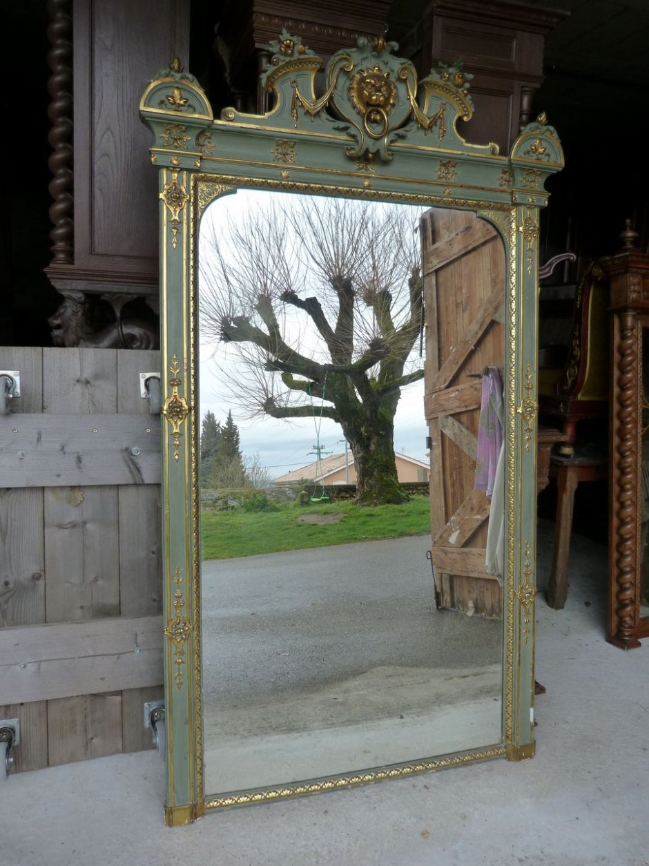 Зеркало в старинной раме