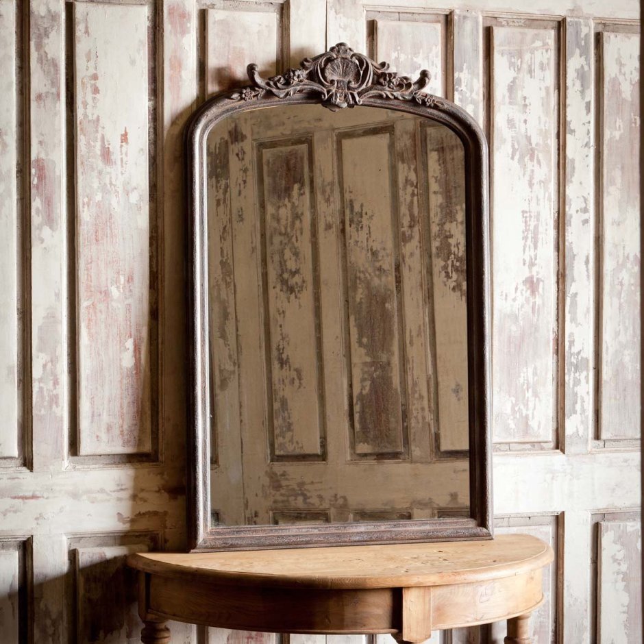 Старинное зеркало в деревянной раме