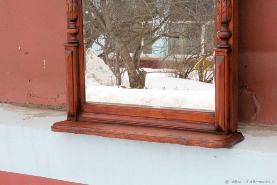 Старинное зеркало в деревянной раме