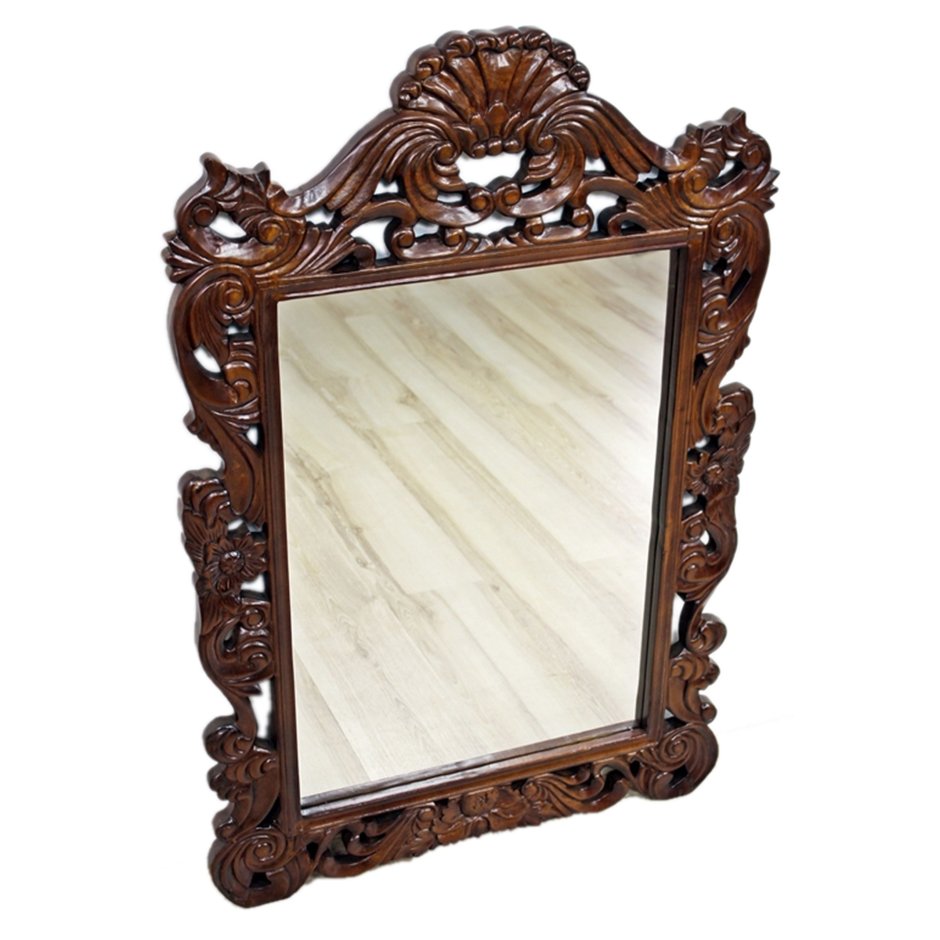 Зеркало в резной деревянной раме