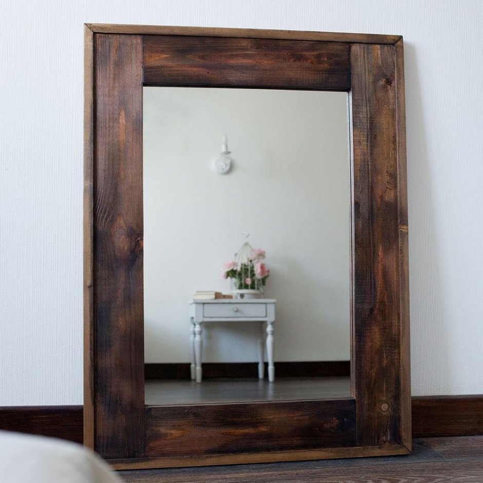 Зеркало в деревянной раме