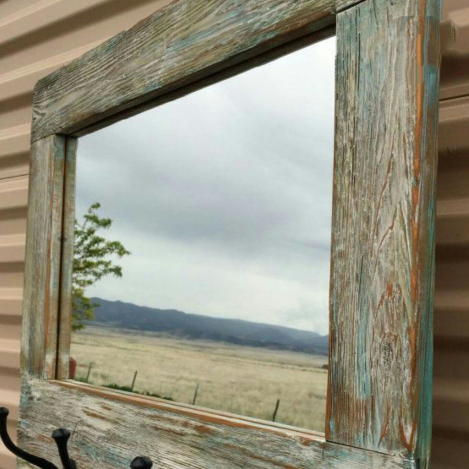 Зеркала в деревянных рамах в деревенском стиле
