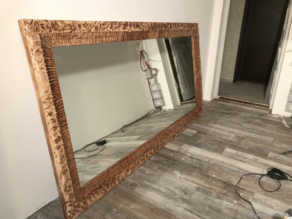Старое зеркало в деревянной раме